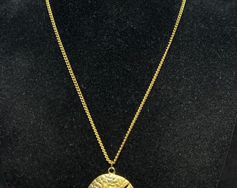 Gold Tone Curb Chain Necklace With Sand Dollar Pendant (4156)