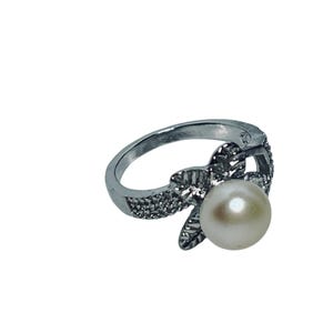 Faux Pearl & Clear Rhinestone Silver Tone Flower Statement Ring Sz 6 (R422)