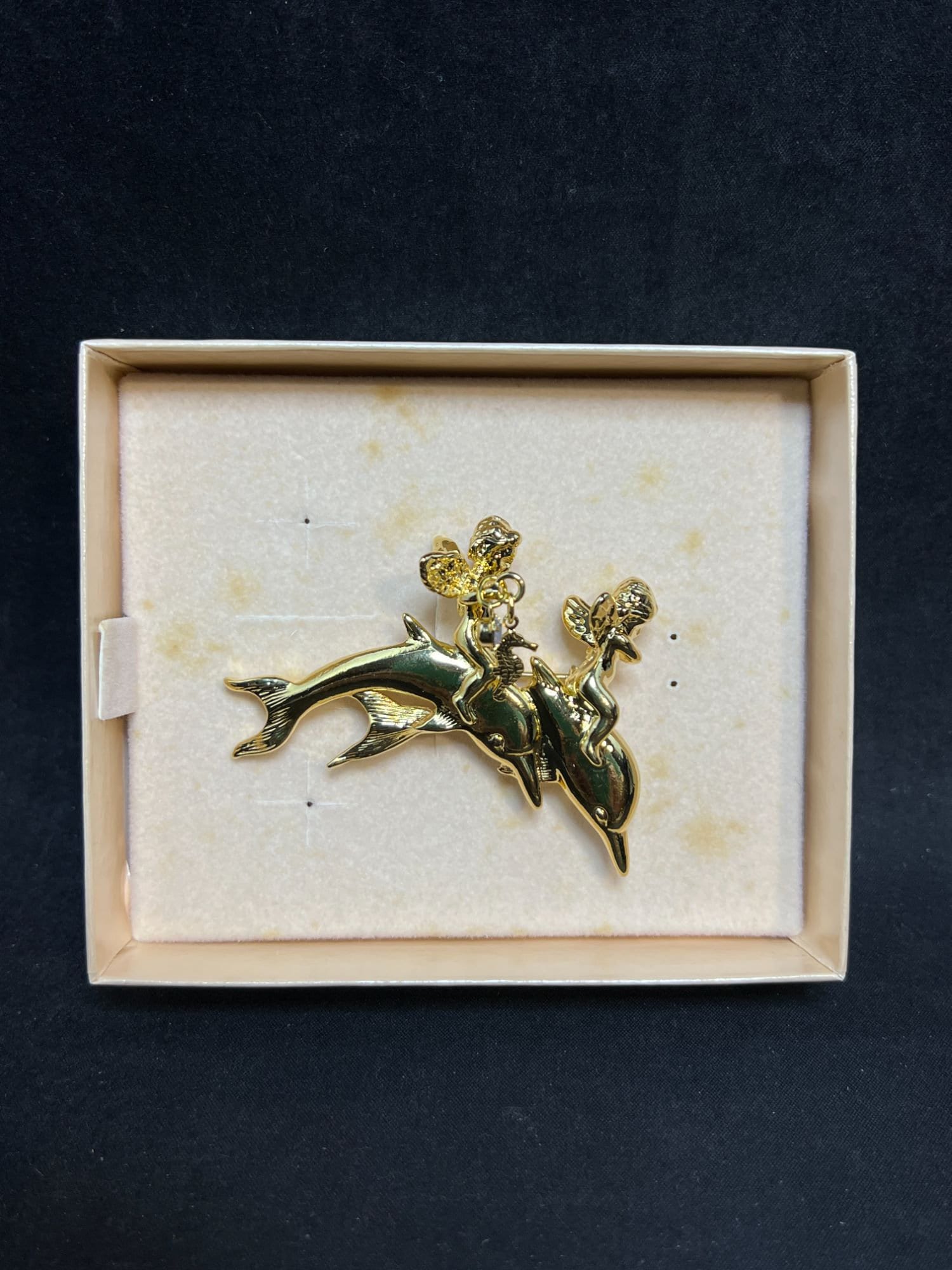 カークス フォリー ゴールドトーン 天使がイルカに乗ったブローチ