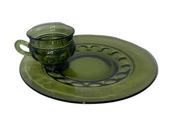 Juego de plato y taza para aperitivos con huella dactilar de corona de rey verde de vidrio Indiana vintage