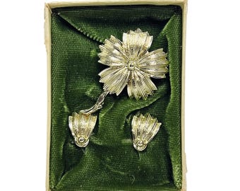 Vintage Gold Tone Flower Brooch With Flower Petal Clip On Earrings (5722)