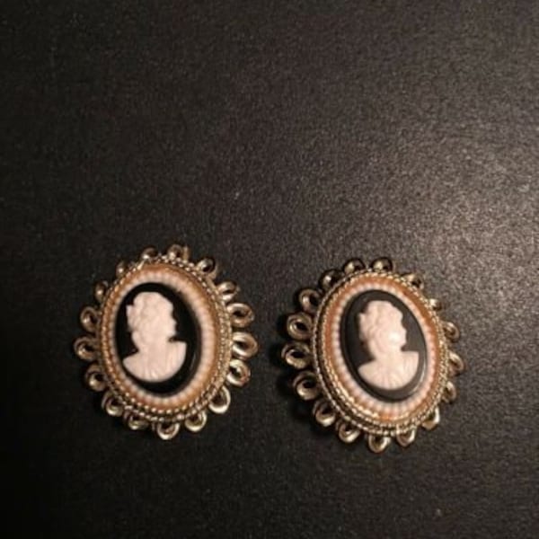 Beautiful Cameo Earrings White and Black Set In Gold Tone Clip On (251)