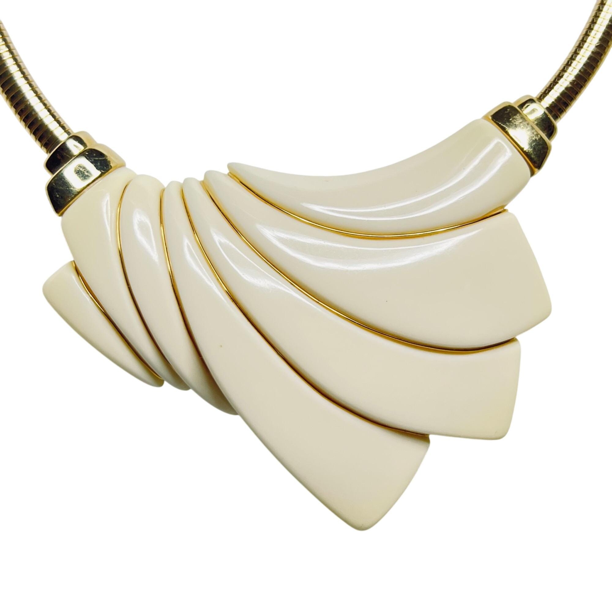 Crown Trifari Gold Tone & Cream Lucite Necklace With Clip on  display picture 1