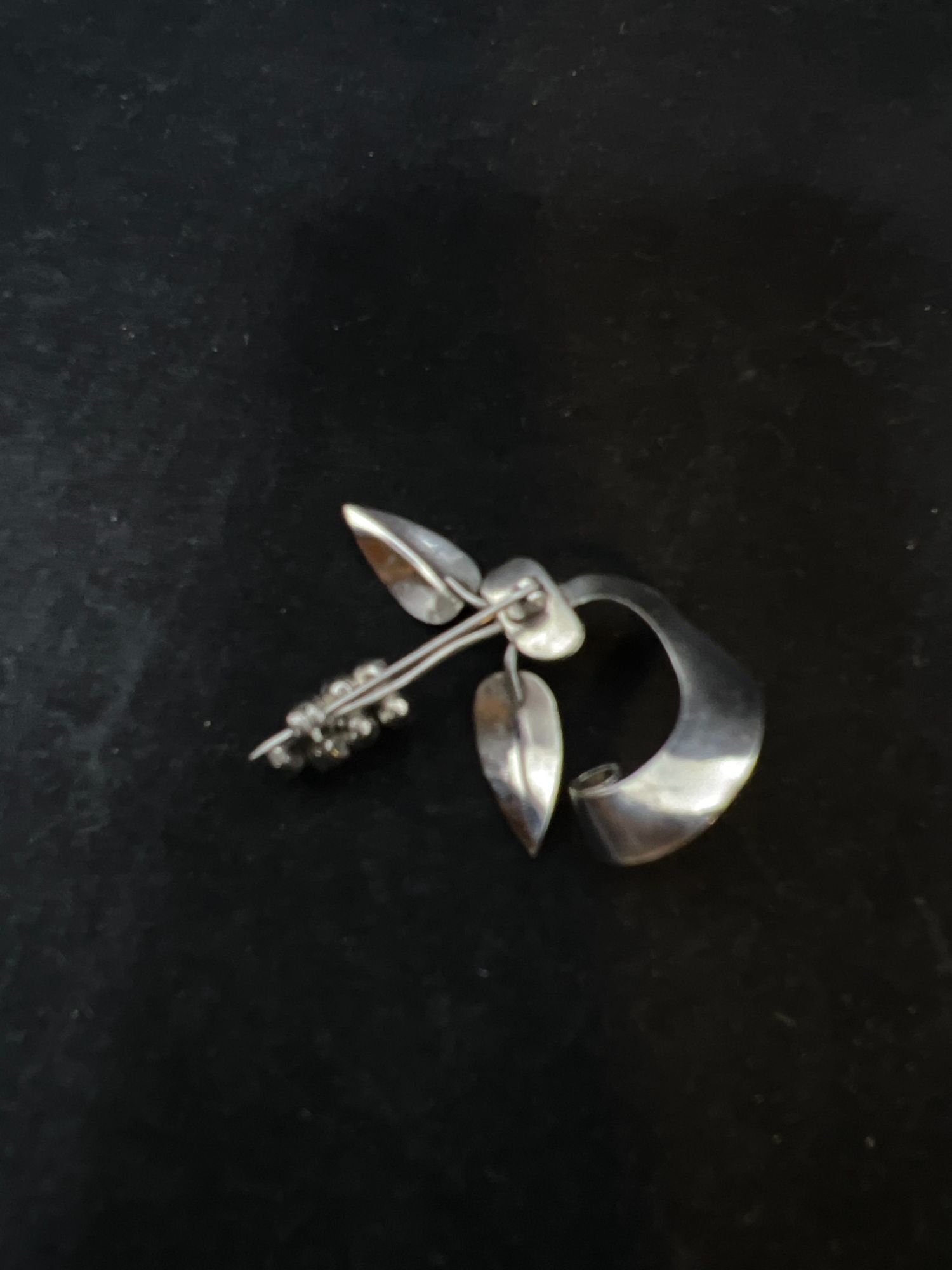 Broche ligne en argent et strass, petit médaillon en argent à décor de