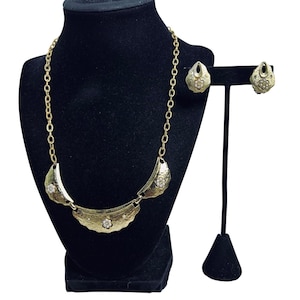 Gold Tone, Faux Pearl & Rhinestone Statement Necklace W/ Clip On Earrings (5727)