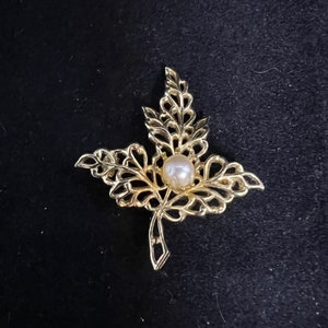 Vintage Gold Tone Faux Pearl Leaf Brooch (2639)
