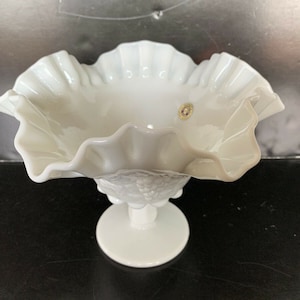 Jahrgang Westmorland Milch glas Footed Double Crimped Paneled Grape Bowl 6 1/4"