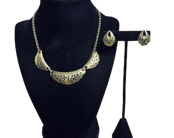 Collana bavaglino vintage con foglia color oro e orecchini a clip (5726)