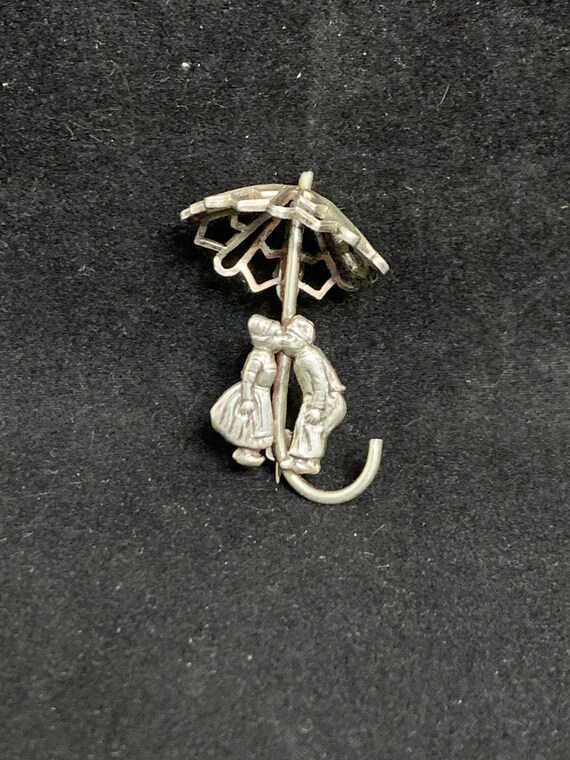 Vintage Sterling Silver Kissing Dutch Boy & Girl Under An Umbrella Brooch (2487)