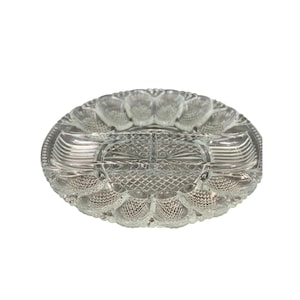 Peut inclure: Ensemble de trois tasses en céramique avec une finition mate et mouchetée. Les tasses sont dans des tons crème, gris clair et gris foncé. Chaque tasse a un design simple et minimaliste, parfait pour le café ou le thé.