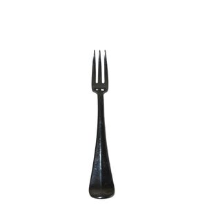 Puede incluir: Un tenedor individual, de color oscuro, con tres púas. El mango tiene un diseño cónico, ensanchándose hacia la base. El tenedor está hecho de un material metálico y se encuentra sobre un fondo blanco liso. Parece un utensilio de cocina.