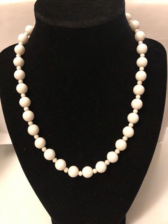 Vintage Single Strand White Bead Necklace With a Barr… Gem