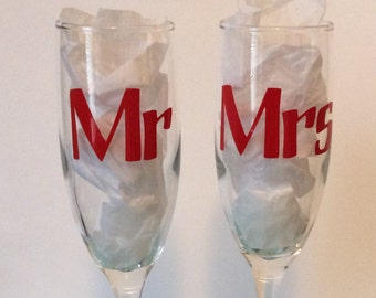 Wedding Champagne Glasses; Wedding Glasses; Toasting Glasses; Champagne Glasses; Mr and Mrs; Personalized Glass; Initial on Glass