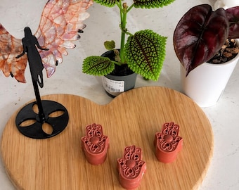 Spiritual Wax Melts – Red Hamsa Hand | Dragon’s Blood Essential Oil | Organic Beeswax Melt | Protection, Strength and Passion Energy