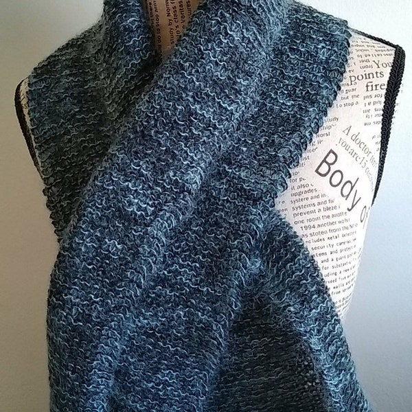 Echarpe légère vaporeuse mi-saison / hiver couleur noire moirée bleu en laine alpaga et mohair soie homme femme tricotée main 110*23 cm