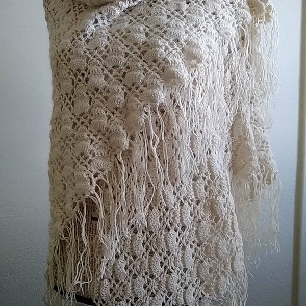 Châle blanc écru pure laine d'alpaga surfine fait-main au crochet pour la  femme avec franges pour printemps bohème hippie mariage cocooning