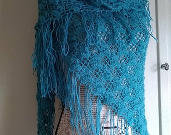 Chal de encaje de lana pura de alpaca turquesa hecho a mano con ganchillo y flecos.