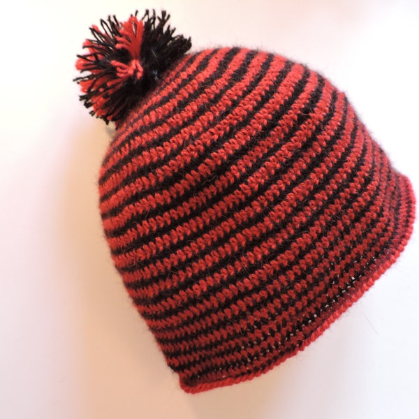 Bonnet souple 100% alpaga à rayures rouges et noires avec pompom