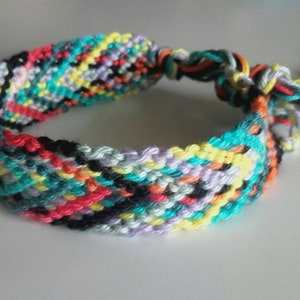 Brede macramé vriendschapsarmband Braziliaanse tribale grafische kleurrijke regenboog in katoen voor dames of heren