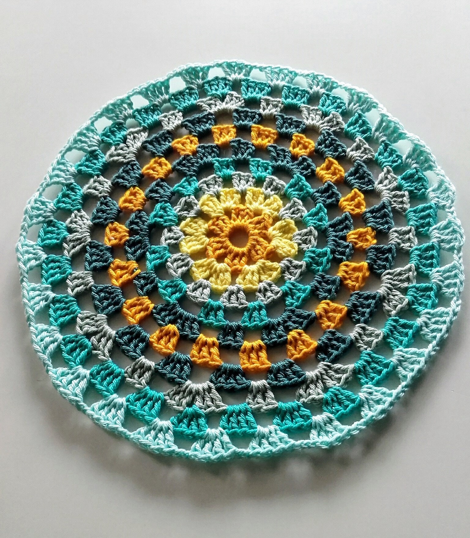 Napperon Centre de Table Granny Mandala Coloré Camaieu en Coton 3 mm Fait-Main Au Crochet Boho Chic 