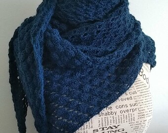 Pañuelo chal estampado azul intenso en pura lana de alpaca hecho a mano para mujer o hombre en invierno o entretiempo, suave, cálido y ligero.