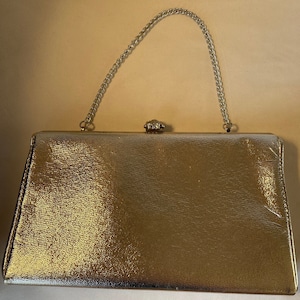 Cartera o bolso formal plateado. Diseño de los años 70. En perfecto estado. Ideal para fiestas. Ocasiones elegantes o formales.