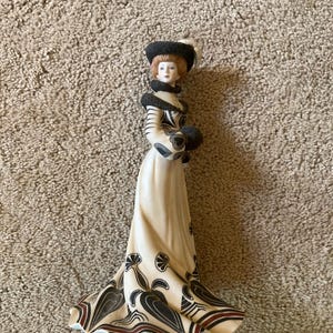Lenox 1980&#39;s Fine Porcelain Sculpture &quot;Tea At The Ritz&quot; Designed And Imported Collections