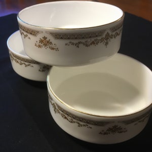 Vintage Royal Doulton Fine Bone China Desert Or Salad Bowls.  Made In England 1950&#39;s.  Sold As Set Of Three (3). In Excellent Condition.