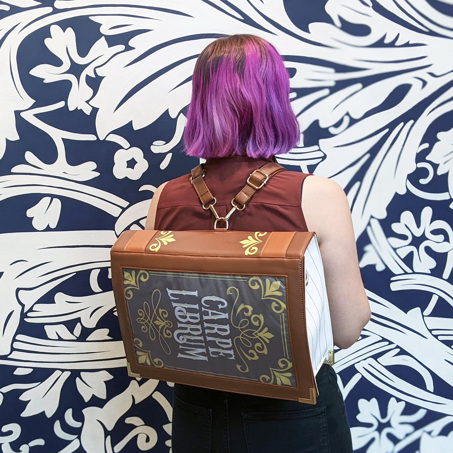 Büchertasche: Wandelbarer Laptop-Rucksack im Dark Academia-Stil