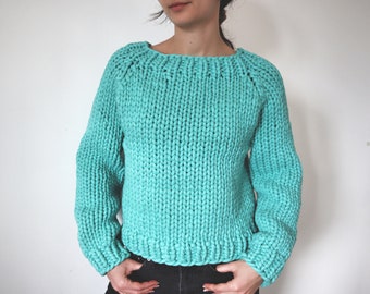 Le grand pull de bas en haut, modèle de tricot pour débutant pour un pull super épais en gros fil Bernat Maker. Tailles de tricot petites à très grandes