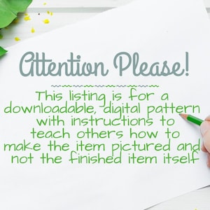 Może przedstawiać: Biała kartka papieru z napisem "Attention Please!" napisanym szarym kolorem. Pod tekstem znajduje się napis: "This listing is for a downloadable, digital pattern with instructions to teach others how to make the item pictured and not the finished item itself."