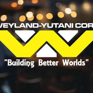Puede incluir: Un logotipo en blanco y negro con el texto "Weyland-Yutani Corp" y "Building Better Worlds". El logotipo presenta una forma de "W" amarilla.