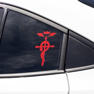 Może przedstawiać: Czerwona naklejka na szybę samochodu przedstawiająca alchemiczny symbol Kamienia Filozoficznego, krzyż z k&oacute;łkiem i wężem owiniętym wok&oacute;ł.