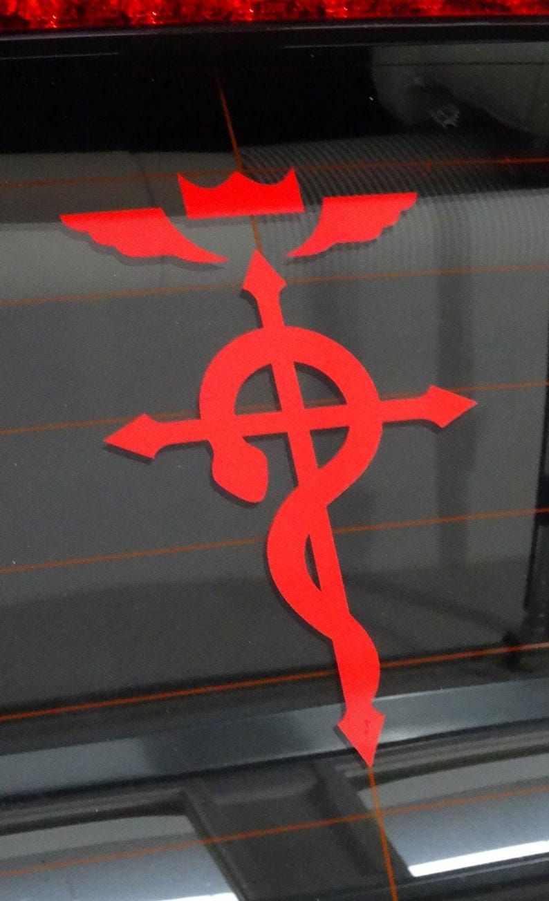 Może przedstawiać: Czerwona naklejka winylowa z "Symbolem Braci Flamel" z anime Fullmetal Alchemist. Symbol przedstawia koronę z skrzydłami, krzyż i węża.