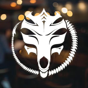 Puede incluir: Silueta blanca de una criatura con una cara de calavera y un círculo de espinas alrededor. La criatura tiene una cabeza puntiaguda y ojos grandes.