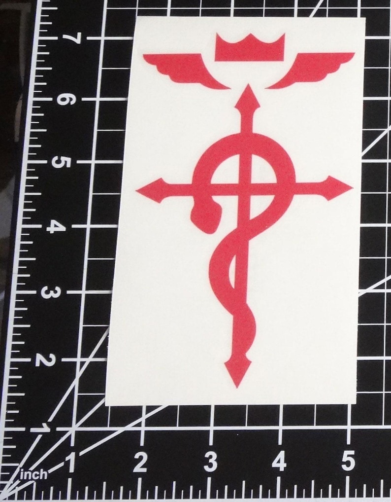 Może przedstawiać: Czerwona naklejka winylowa z alchemicznym symbolem z anime Fullmetal Alchemist. Symbol przedstawia krzyż z owiniętym wok&oacute;ł nim wężem, koroną i skrzydłami.