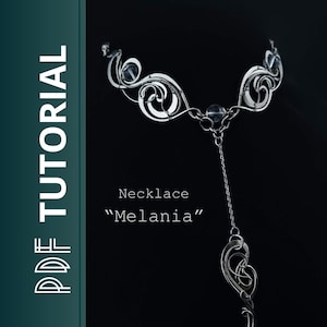 Peut inclure: Un collier en fil métallique argenté avec des motifs en spirale et des perles sphériques transparentes. Le design comprend une chaîne centrale tombante et des éléments latéraux symétriques. Le texte indique : PDF TUTORIAL Necklace "Melania".