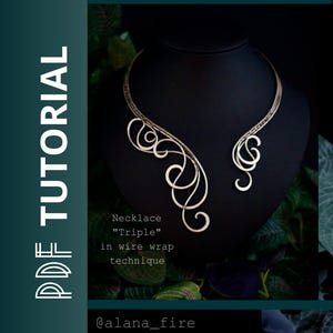Op de afbeelding: Een zilverkleurige draadwikkelketting op een zwarte display. De ketting heeft een vloeiend, asymmetrisch ontwerp met wervelende patronen. De afbeelding bevat de tekst "PDF TUTORIAL" en "Necklace 'Triple' in wire wrap technique."