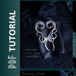 Op de afbeelding: Een paar zilveren draadgewikkelde oorbellen in een vlindervorm. De oorbellen worden gepresenteerd op een donkere, getextureerde ondergrond. De afbeelding bevat de tekst "PDF TUTORIAL" en "Earrings in wire wrap technique".