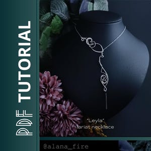 Puede incluir: Un collar lariat "Leyla" plateado exhibido en un maniquí negro. El collar presenta un diseño abstracto con detalles en espiral y un colgante de barra vertical. La imagen también incluye el texto "PDF TUTORIAL" y el identificador de Instagram del vendedor.