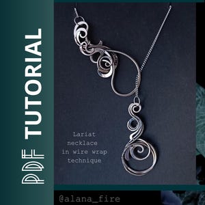 Può includere: Una collana lariat argentata con un design unico a filo. La collana presenta intricate volute e curve, con una lunga catena e un pendente in basso. L'immagine include anche il testo "PDF TUTORIAL" e "Lariat necklace in wire wrap technique".