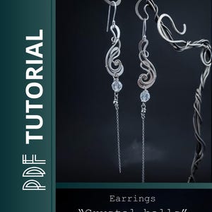 Könnte beinhalten: Ein Paar silberfarbene Ohrringe mit kunstvollen, drahtgewickelten Metallspiralen, klaren facettierten Kristallperlen und zarten hängenden Ketten. Der Text "PDF TUTORIAL" und "Earrings "Crystal balls"" ist auf dem Bild zu sehen.