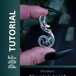 Könnte beinhalten: Ein silberfarbener, drahtgewickelter Anhänger mit einer kleinen, klaren, kugelförmigen Kristallkugel in der Mitte. Der Metalldraht ist kunstvoll zu einer wirbelnden, organischen Form gewickelt. Der Text "PDF TUTORIAL" und "Pendant "Crystal ball"" ist sichtbar.
