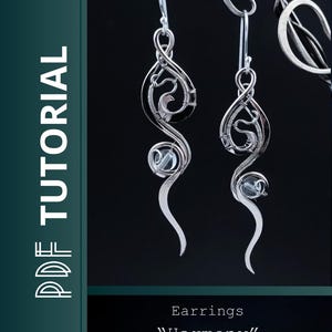 Puede incluir: Dos pendientes de alambre plateado con un diseño alargado en espiral y una cuenta esférica transparente en la base. El texto 'PDF TUTORIAL' y 'Earrings "Harmony"' es visible en la imagen que muestra estas piezas de joyería.