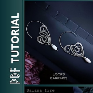 Peut inclure: Une paire de boucles d'oreilles en fil métallique argenté avec des motifs en spirale complexes et une perle blanche en forme de goutte suspendue à chaque pièce. L'image contient le texte PDF TUTORIAL, LOOPS EARRINGS et @alana_fire.