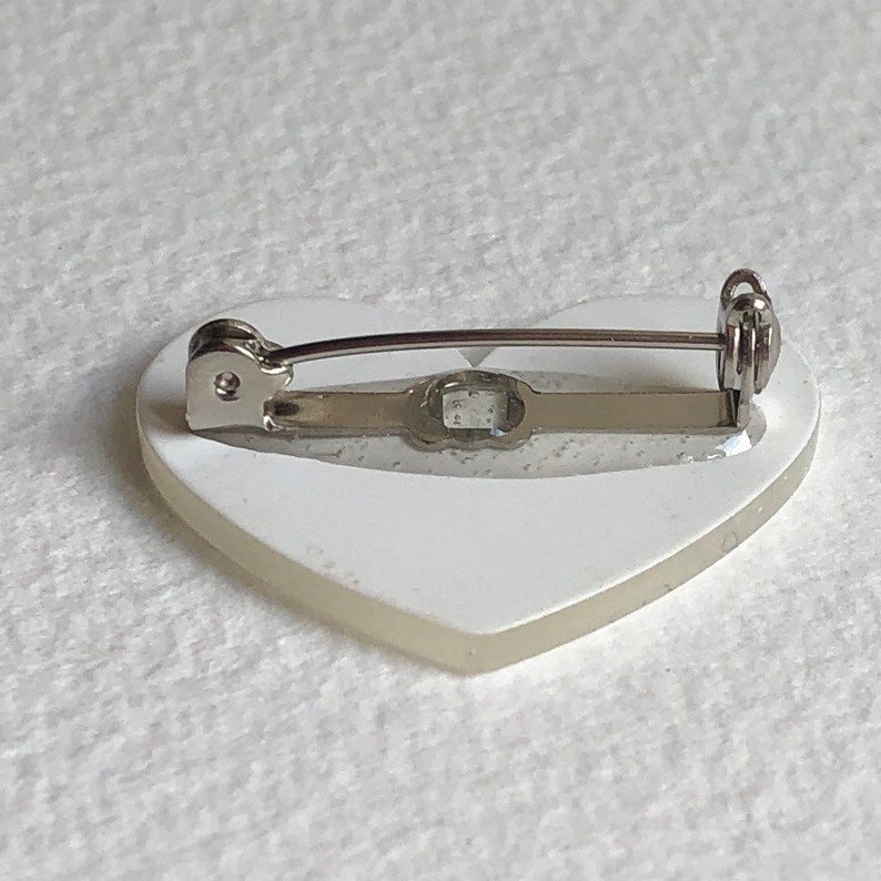 White cream acrylic glitter resin heart charm brooch badge pin Roll safety catch