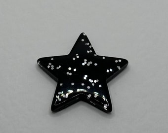 Petite broche insigne noire avec breloque étoile en résine argentée pailletée . Loquet de sécurité en rouleau 3 cm
