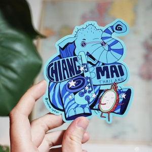 Chiang Mai, Thailand Souvenir Sticker - Jazzy Elefant und Drachenfrucht - Skateboard, Motorrad, Wasserflasche, Scrapbooking