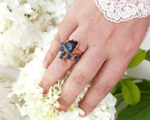 Conjunto de anillos de boda de zafiro joyeria hecha a mano anillo de compromiso alternativo conjunto nupcial conjunto de anillos de cristal crudo conjunto de bodas conjunto de anillos de promesa