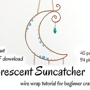 Op de afbeelding: Een draadgewikkelde halve maan-zonenvanger met blauwe en groene kristallen die eraan hangen. De afbeelding bevat de tekst "Direct PDF downloaden", "45 pagina's", "94 foto's", "Halve maan-zonenvanger" en "Draadwikkelhandleiding voor beginners".